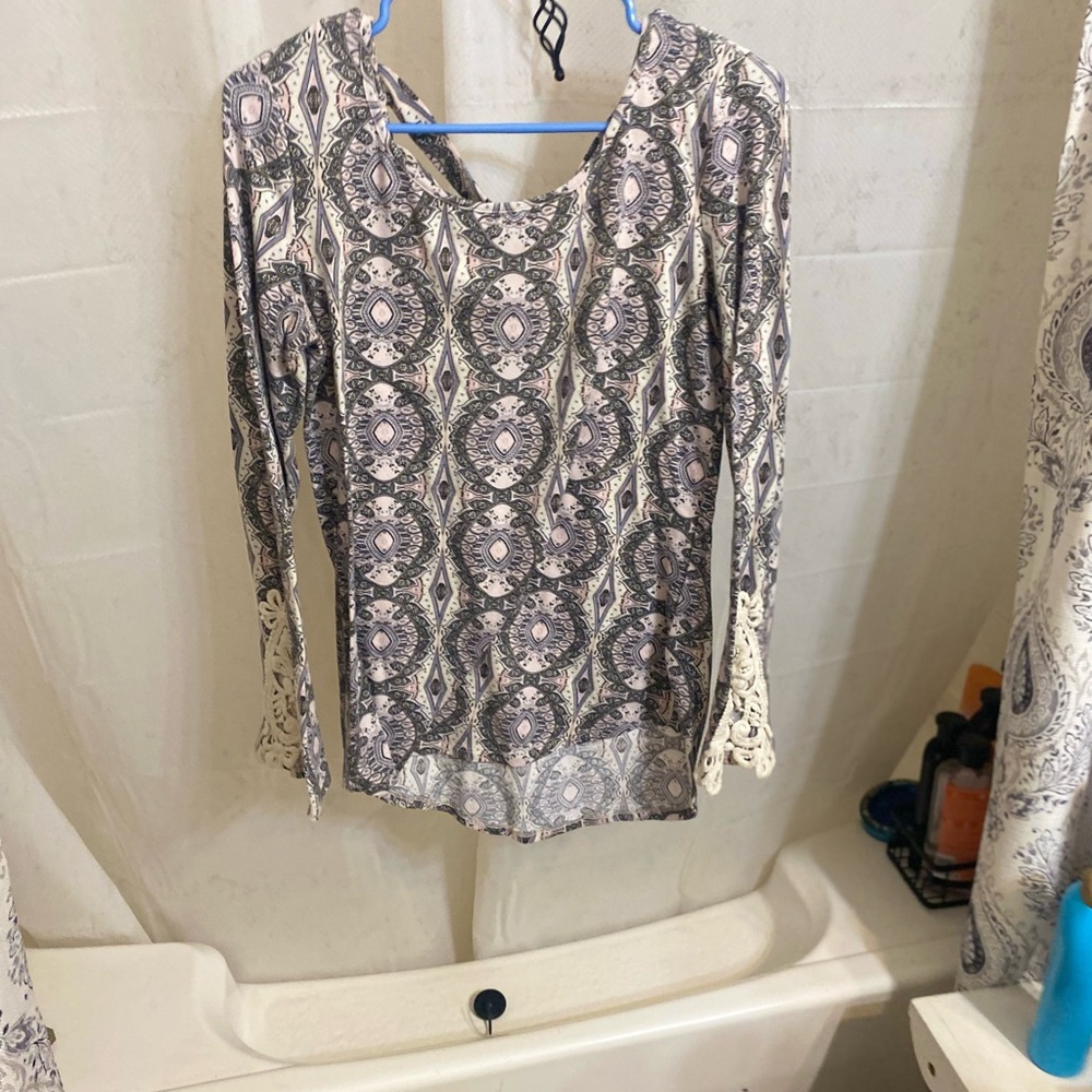 Maurices Gray and White Graphic Blouse